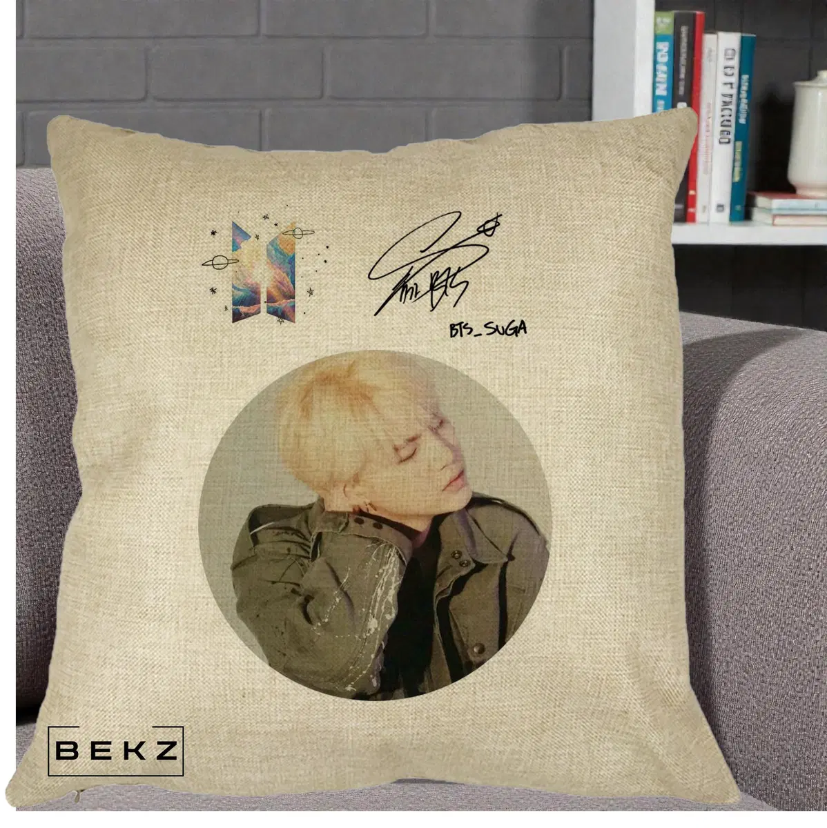 Perna Decorativa BTS Suga Portret cu Autograf si Logo, 40x40 cm, Crem, Husa Detasabila, Perna, BEKZ®