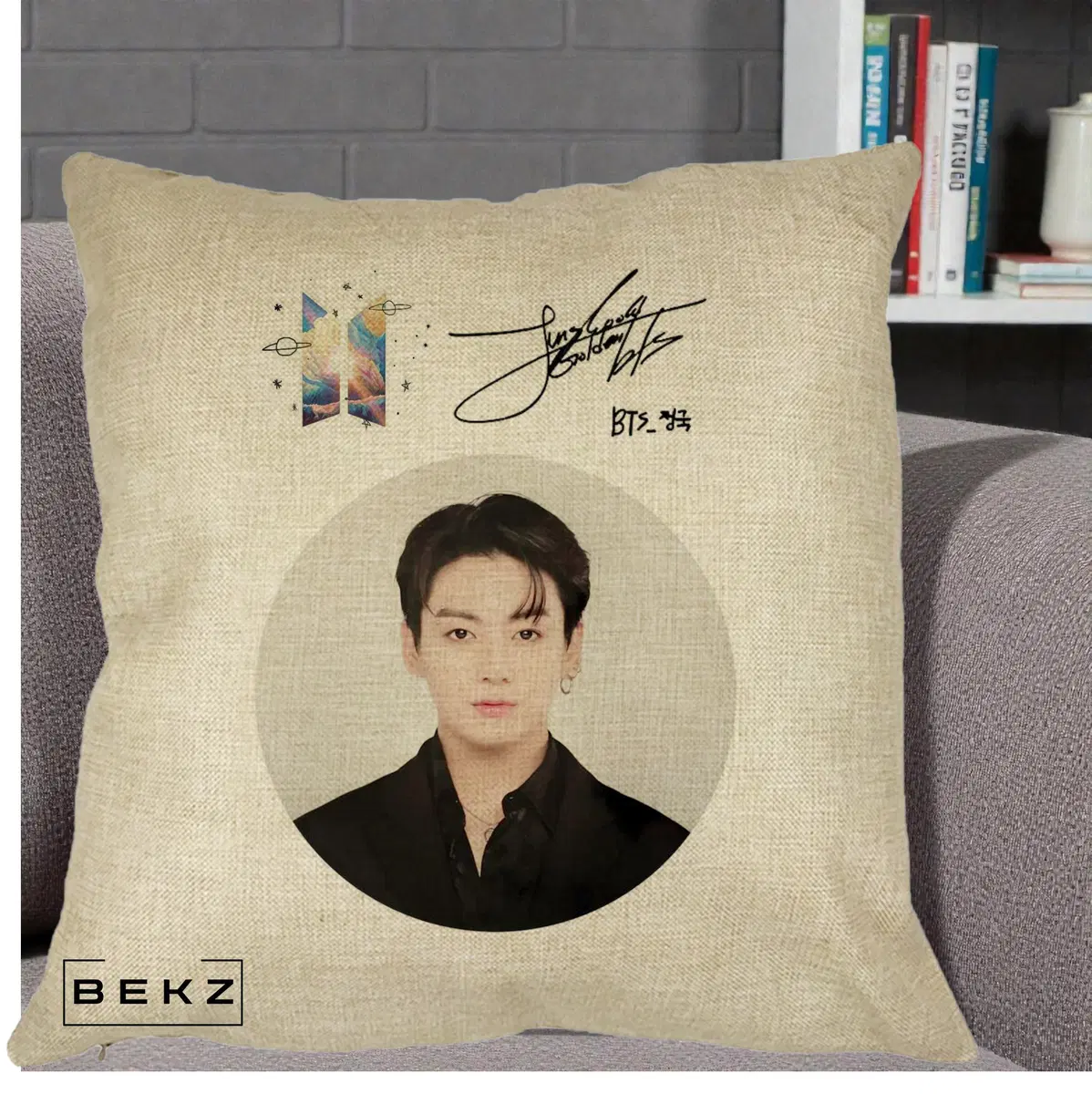 Perna Decorativa BTS Jungkook Portret cu Autograf si Logo, 40x40 cm, Crem, Husa Detasabila, Perna, BEKZ®