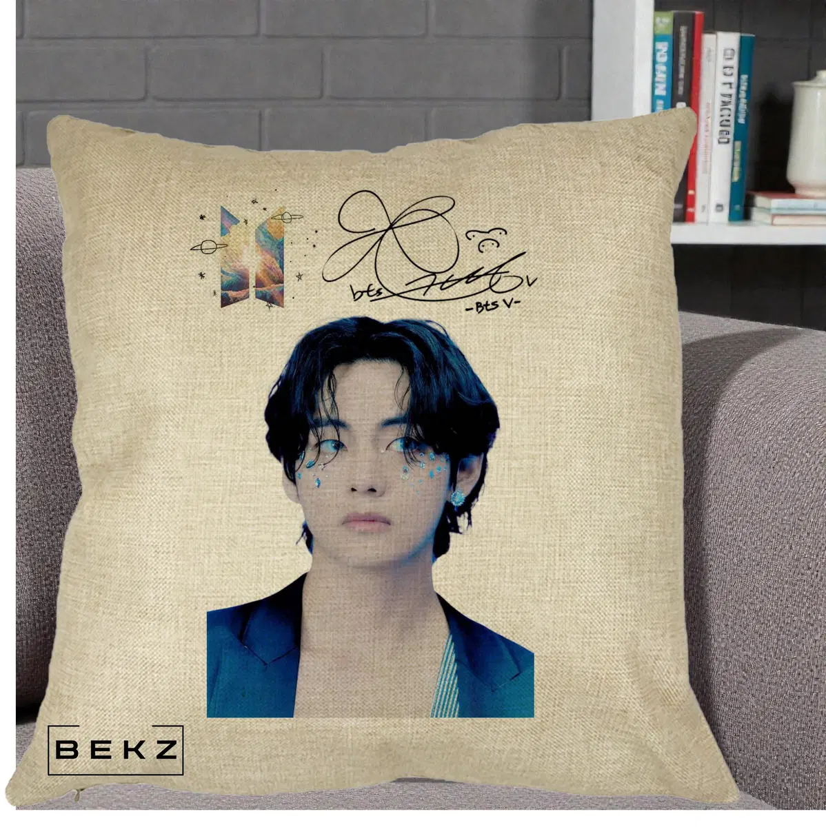 Perna Decorativa BTS V Taehyung Portret cu Autograf si Logo, 40x40 cm, Crem, Husa Detasabila, Perna, BEKZ®