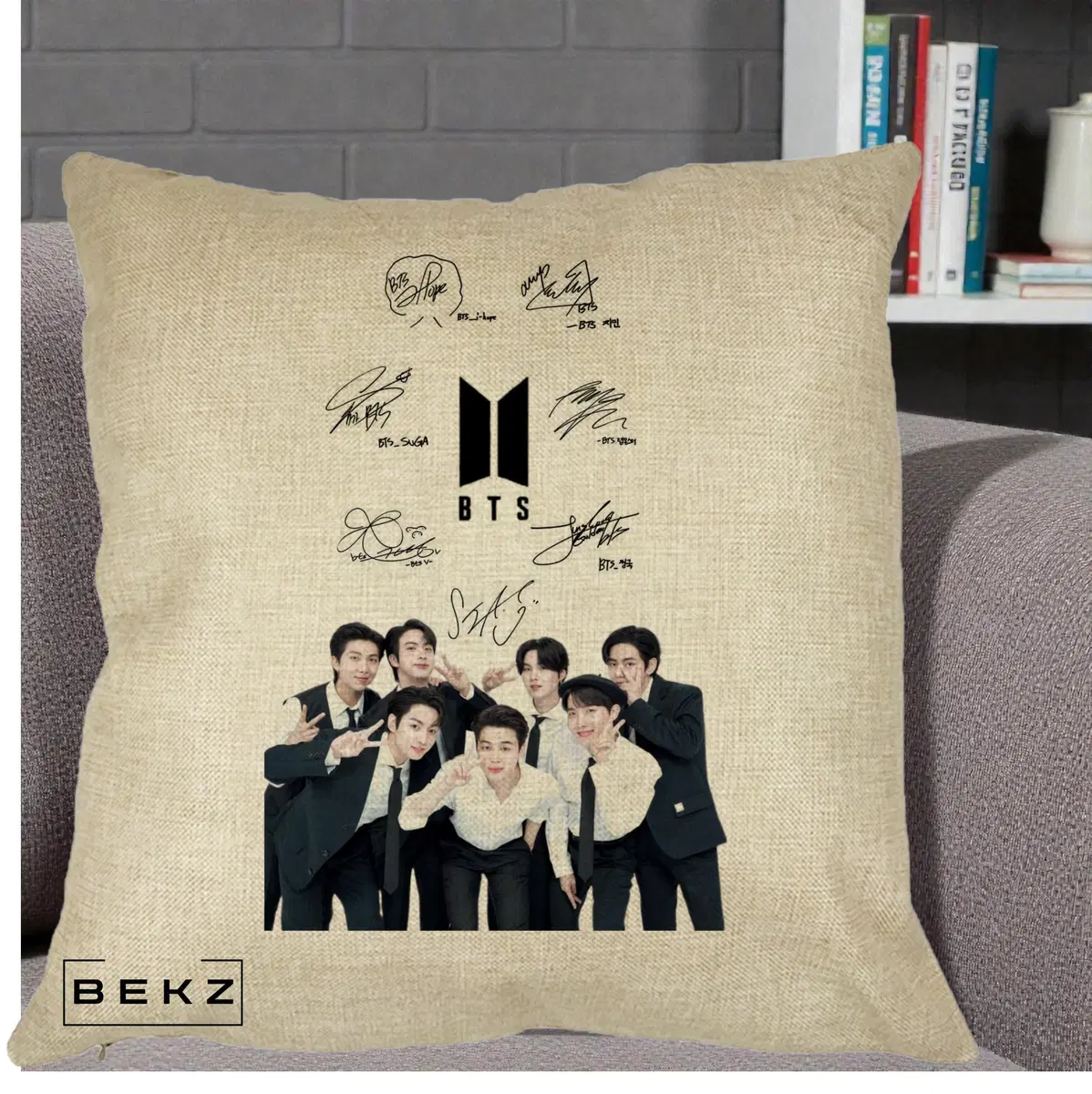 Perna Decorativa BTS Autografe Toti Membrii cu Logo si Fotografie, 40x40 cm, Crem, Husa Detasabila, Perna, BEKZ®