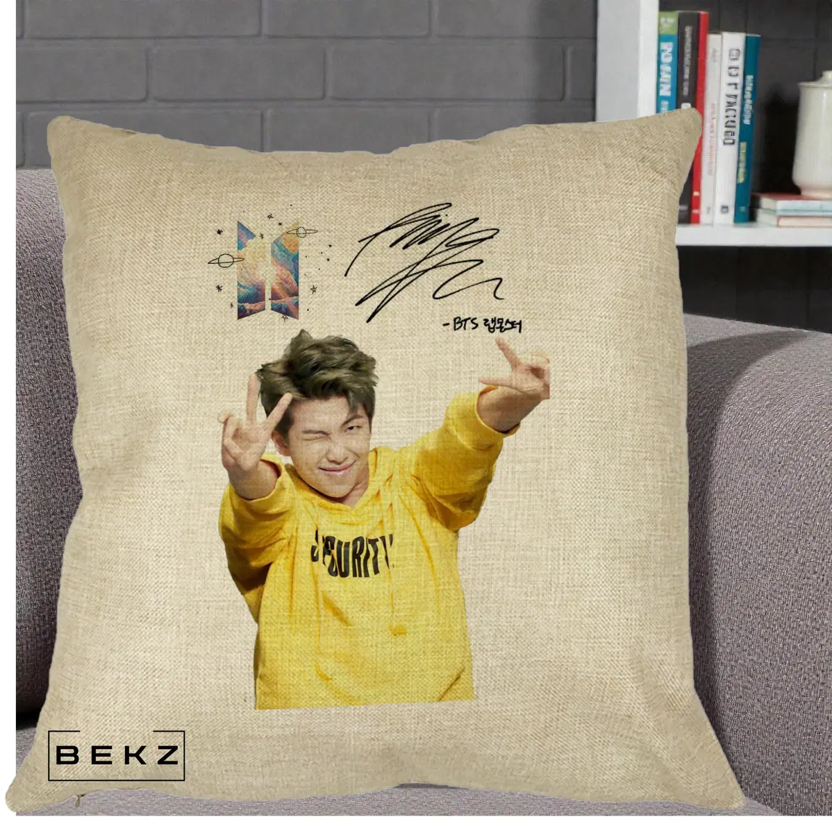 Perna Decorativa BTS RM Namjoon Hanorac Galben Autograf Logo, 40x40 cm, Crem, Husa Detasabila, Perna, BEKZ®
