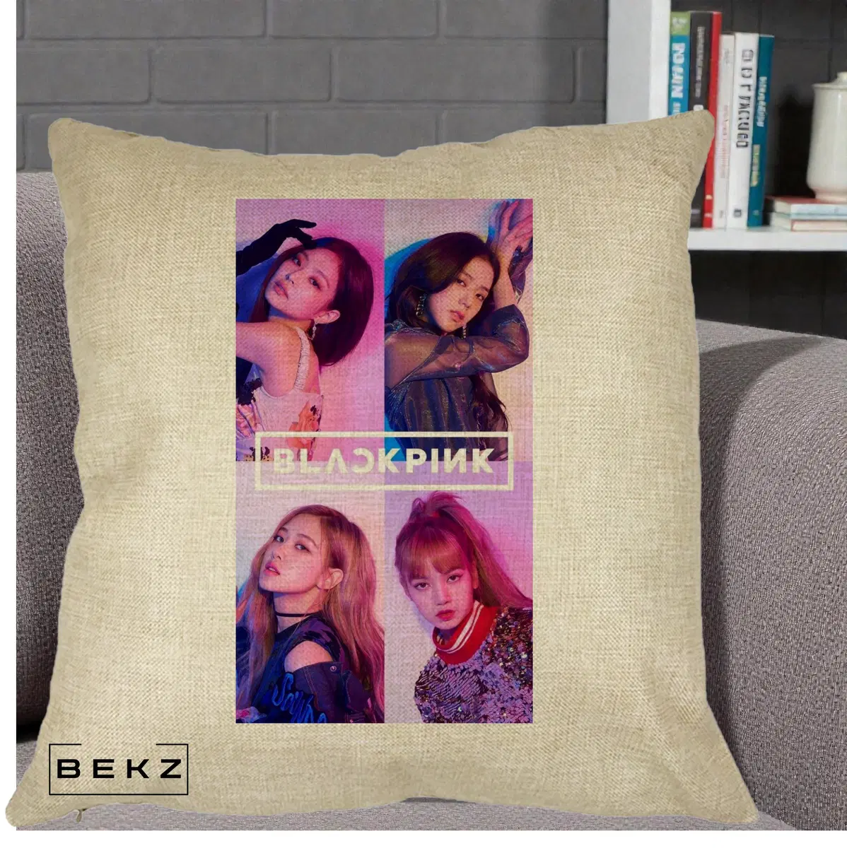 Perna Decorativa BLACKPINK Poster Colaj 4 Membre Violet Roz, 40x40 cm, Crem, Husa Detasabila, Perna, BEKZ®