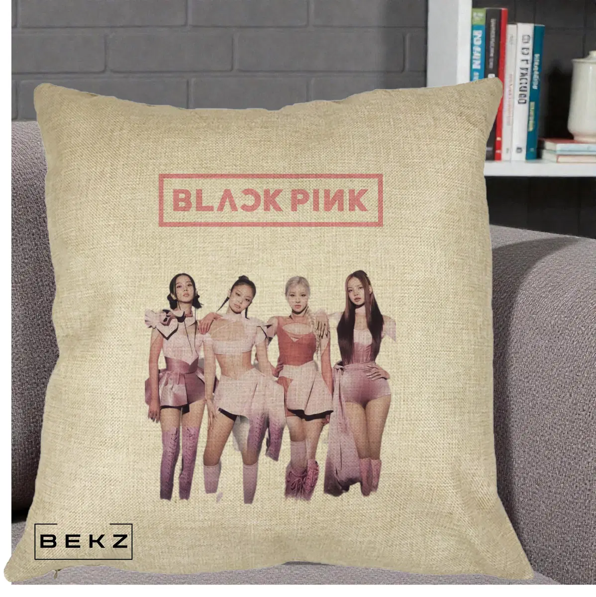 Perna Decorativa BLACKPINK Fotografie Grup Tinute Roz, 40x40 cm, Crem, Husa Detasabila, Perna, BEKZ®