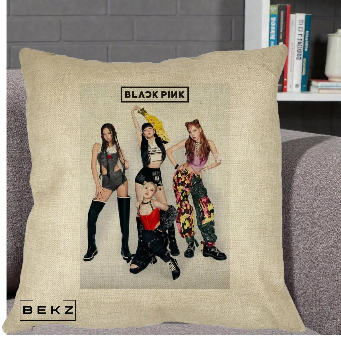 Perna Decorativa BLACKPINK Fotografie Grup Tinute Edgy Logo, 40x40 cm, Crem, Husa Detasabila, Perna, BEKZ®