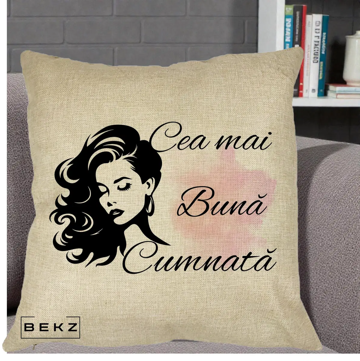 Perna Decorativa Cea mai Buna Cumnata cu Silueta Dama si Pete Roz, 40x40 cm, Crem, Husa Detasabila, Perna, BEKZ®