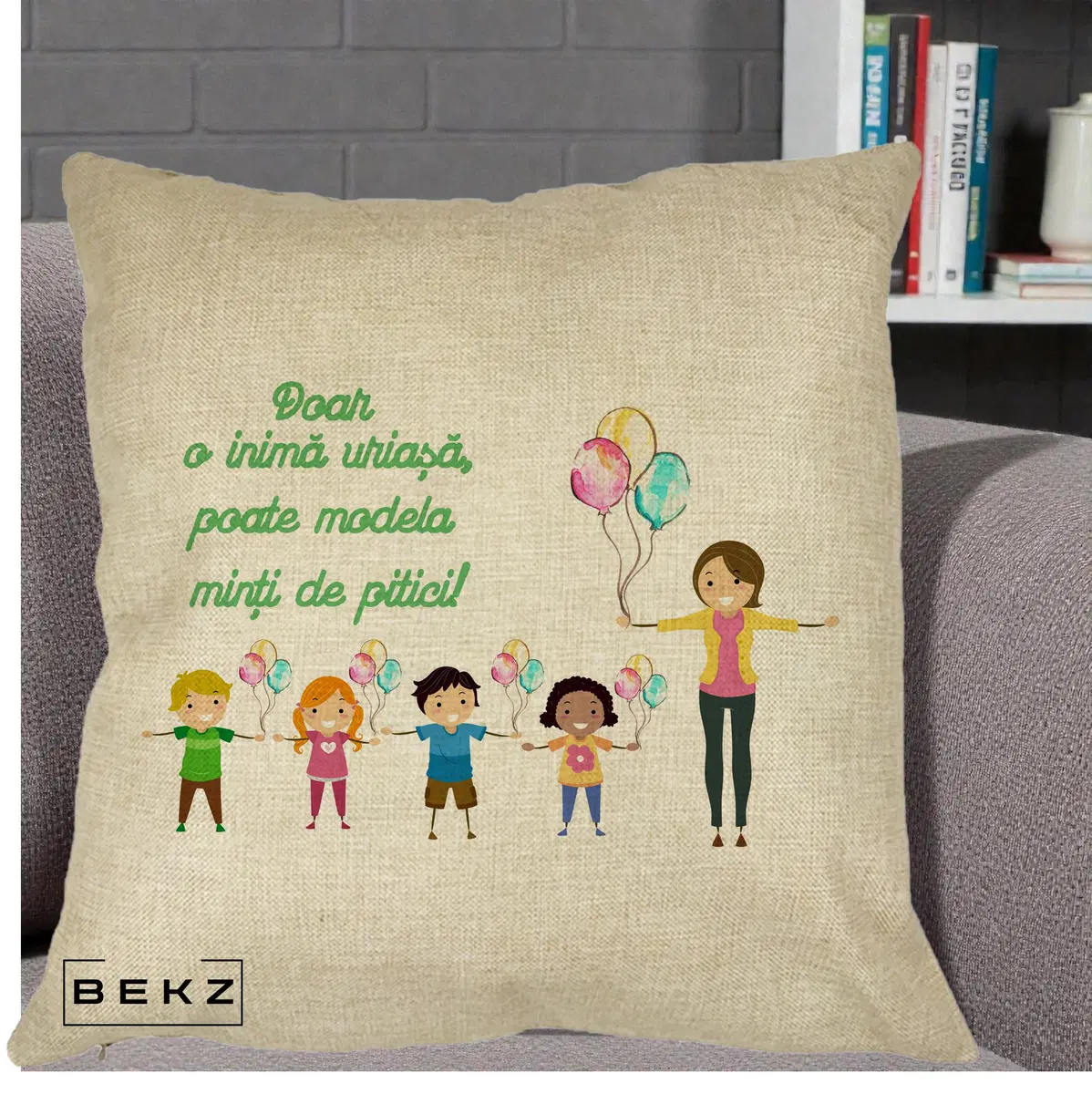 Perna Decorativa Doar o Inima Uriasa poate Modela Minti de Pitici cu Educatoare si Baloane, 40x40 cm, Crem, Husa Detasabila, Perna, BEKZ®