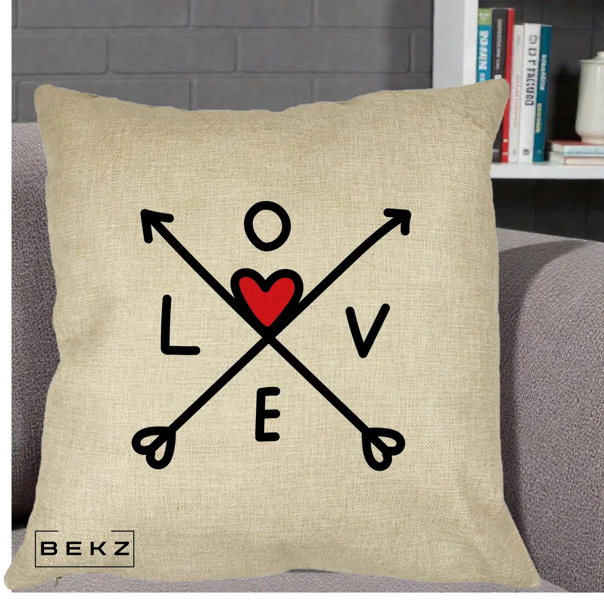 Perna Decorativa Love cu Sageti Incrucisate si Inima Rosie, 40x40 cm, Crem, Husa Detasabila, Perna, BEKZ®