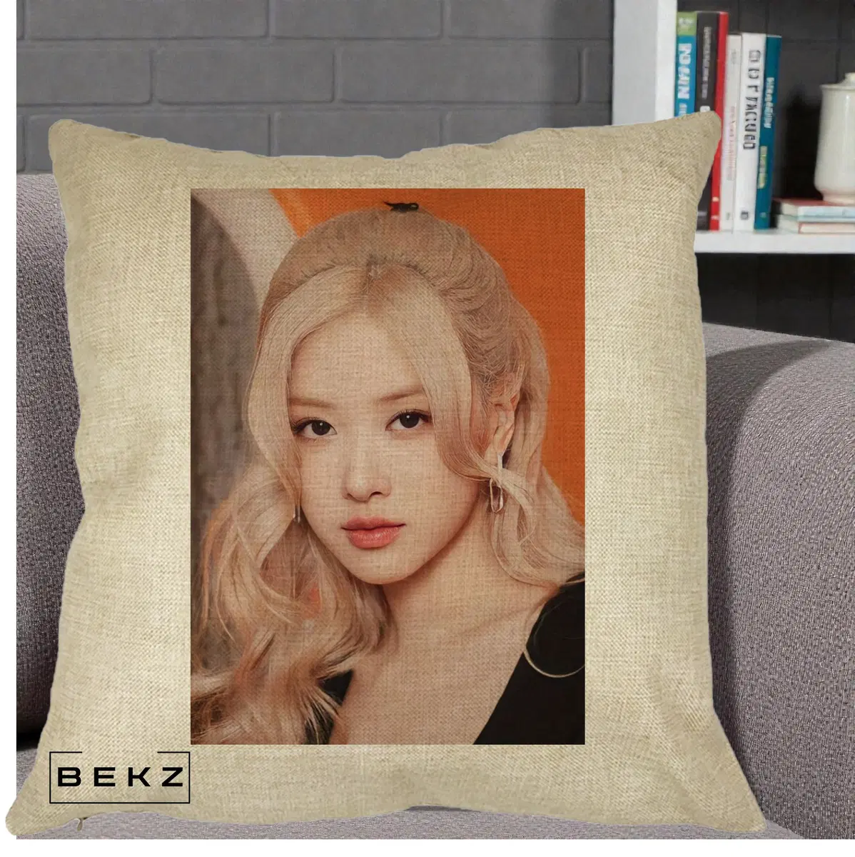 Perna Decorativa BLACKPINK Rose Portrait Blond cu Funda Rosie, 40x40 cm, Crem, Husa Detasabila, Perna, BEKZ®
