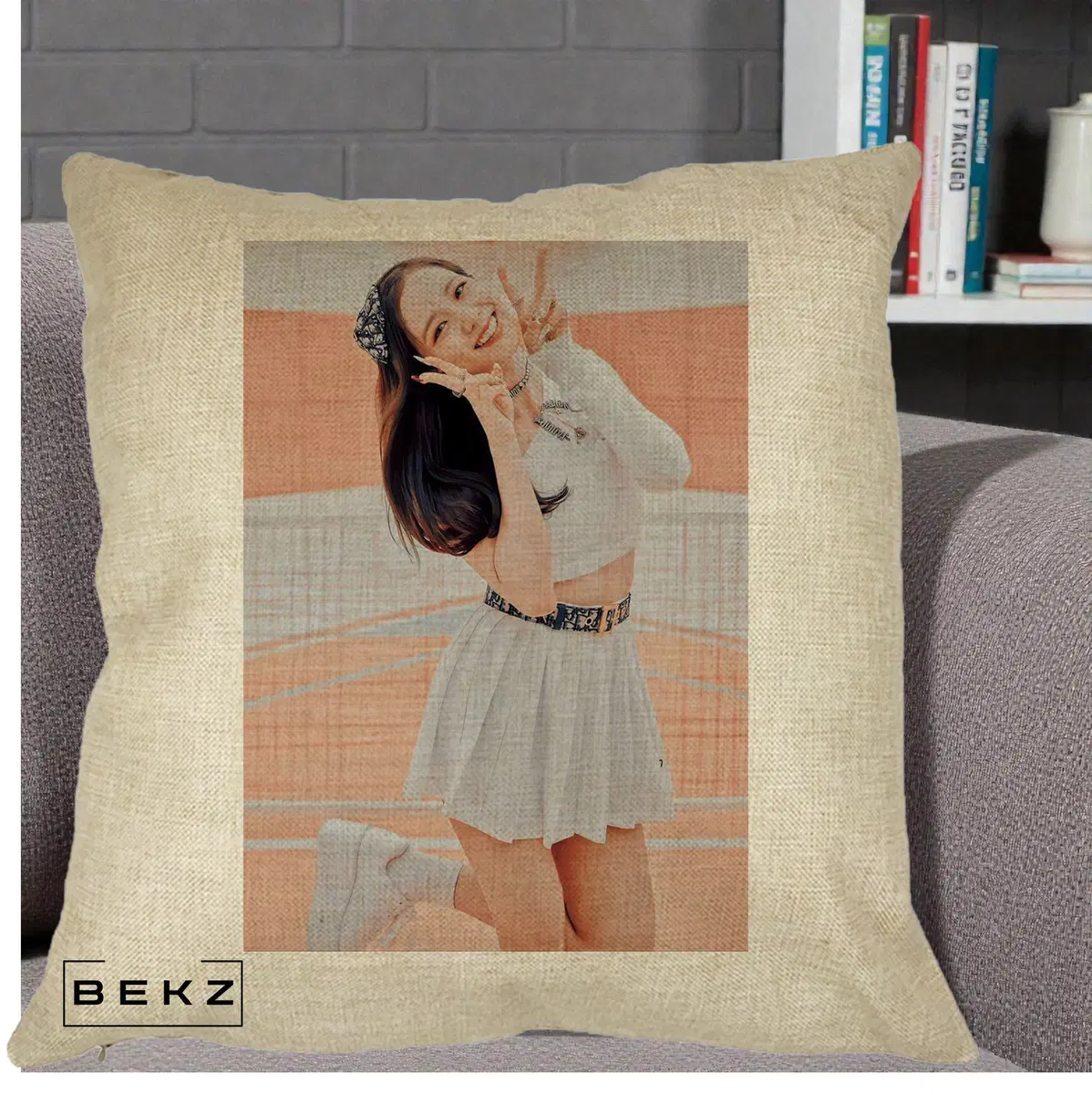 Perna Decorativa BLACKPINK Lisa Portrait Casual Denim Sezut Lateral, 40x40 cm, Crem, Husa Detasabila, Perna, BEKZ®