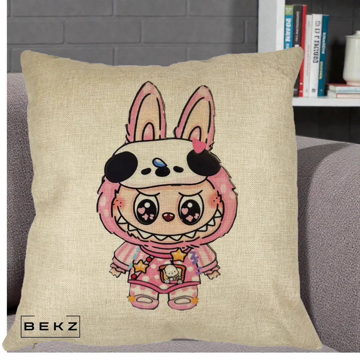 Perna Decorativa Labubu Panda-Bunny Roz, 40x40 cm, Crem, Husa Detasabila, Perna, BEKZ®