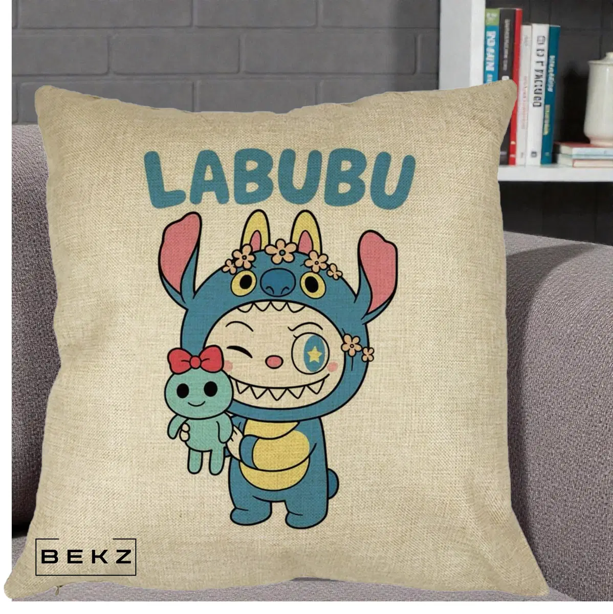 Perna Decorativa Labubu x Stitch cu Flori, 40x40 cm, Crem, Husa Detasabila, Perna, BEKZ®