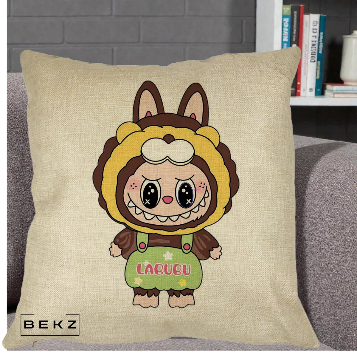 Perna Decorativa Labubu Leu Galben cu Salopeta, 40x40 cm, Crem, Husa Detasabila, Perna, BEKZ®