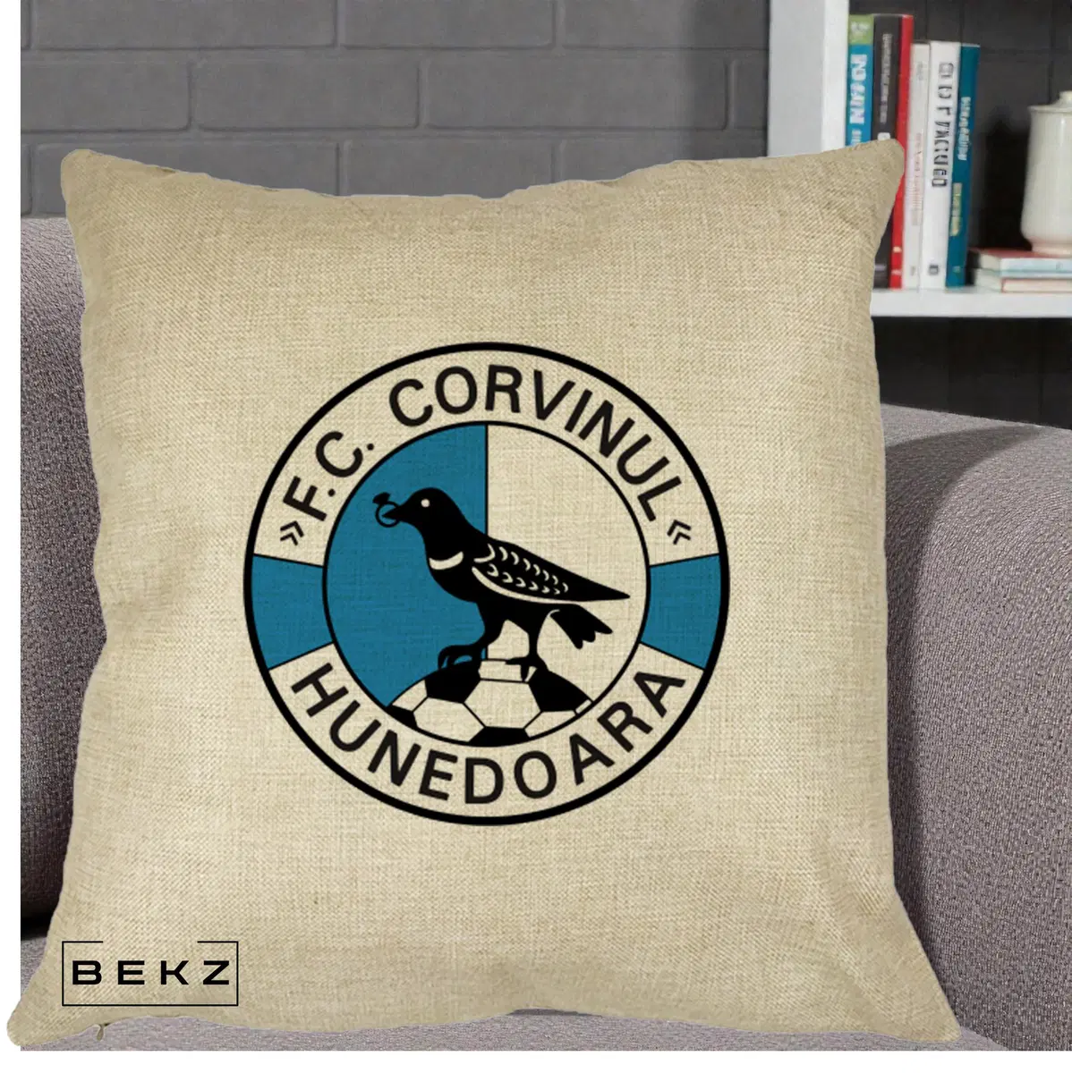 Perna Decorativa FC Corvinul Hunedoara Fotbal, 40x40 cm, Crem, Husa Detasabila, Perna, BEKZ®