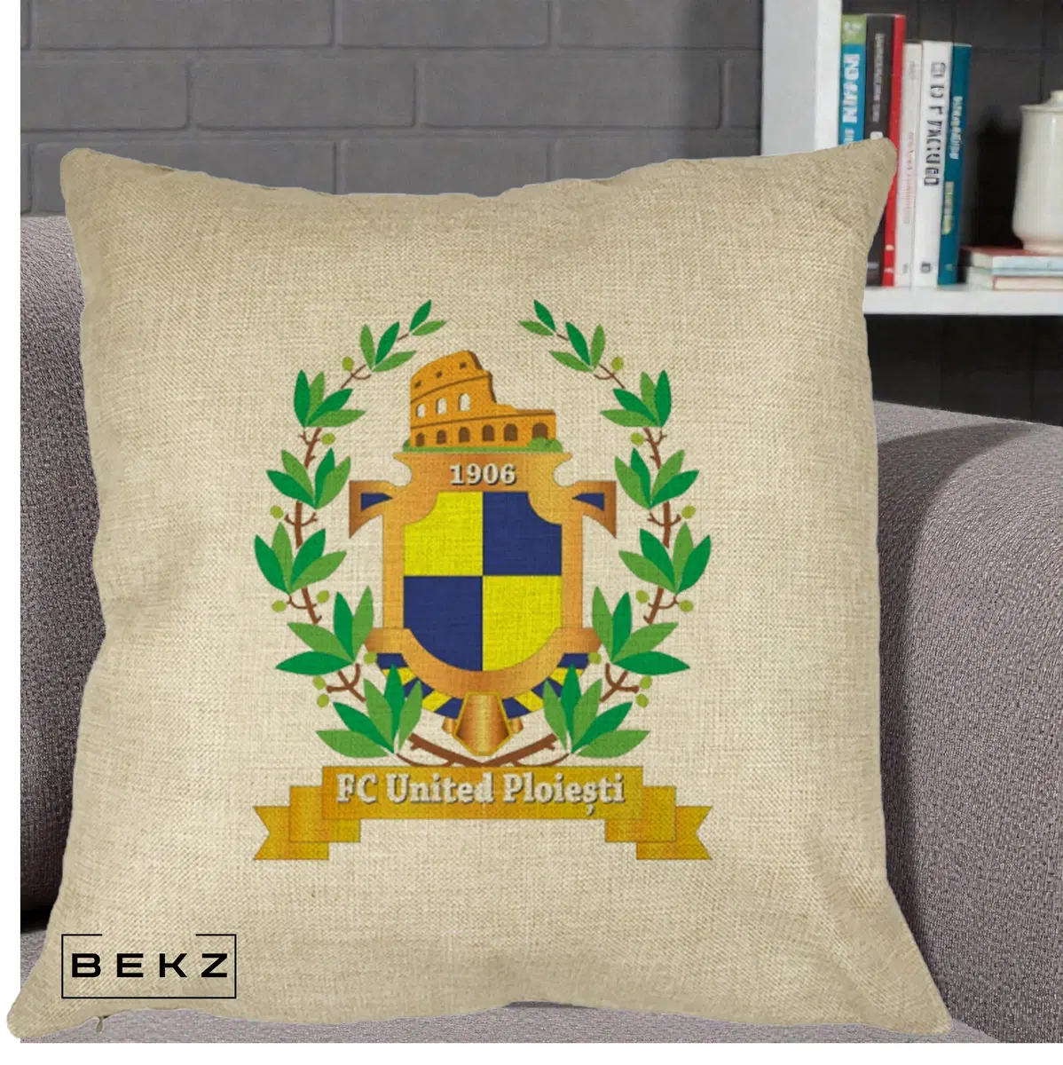 Perna Decorativa FC United Ploiesti 1906 Fotbal, 40x40 cm, Crem, Husa Detasabila, Perna, BEKZ®