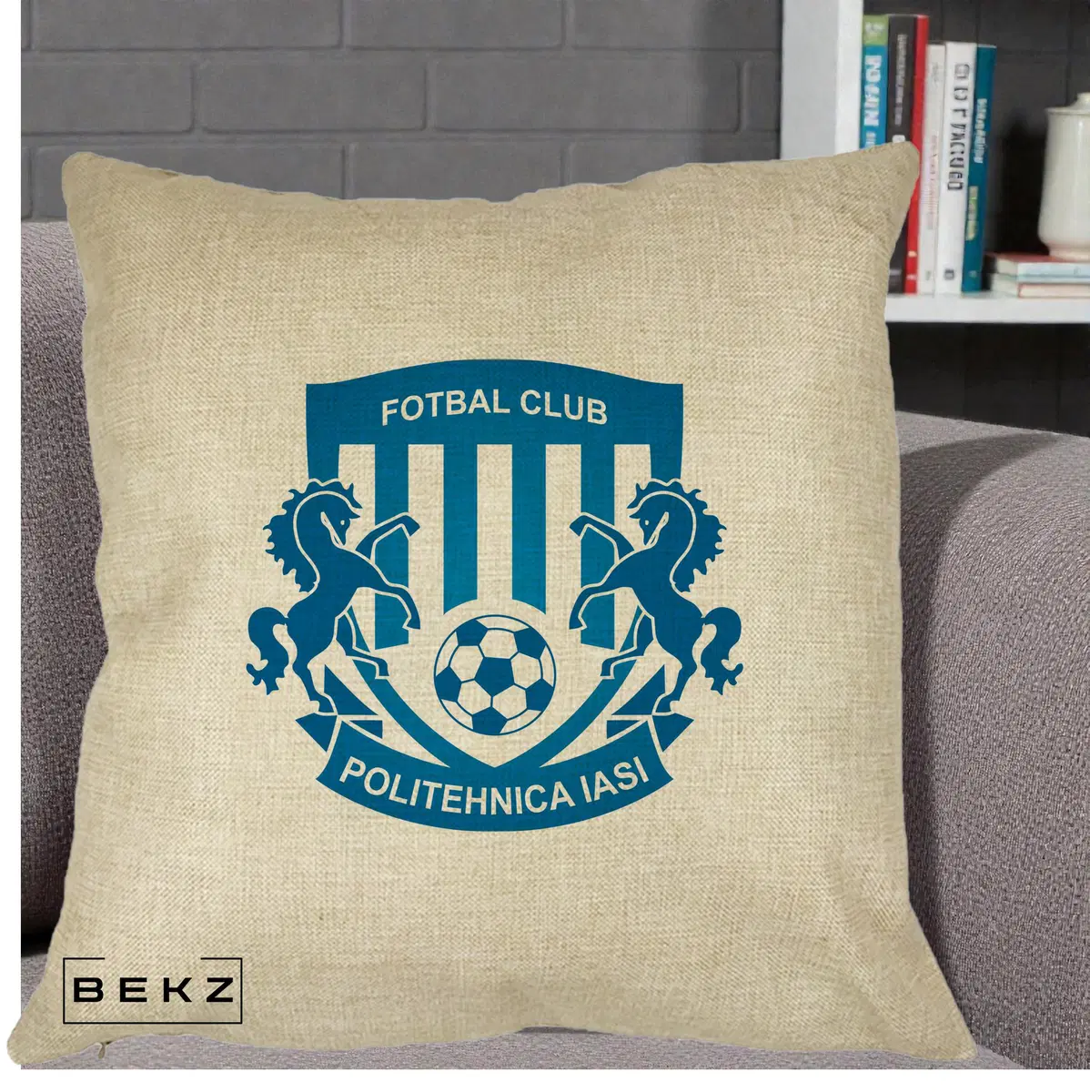Perna Decorativa FC Politehnica Iasi Fotbal, 40x40 cm, Crem, Husa Detasabila, Perna, BEKZ®
