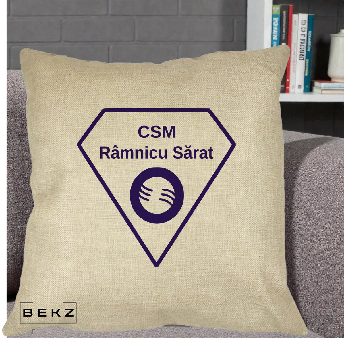 Perna Decorativa CSM Ramnicu Sarat Fotbal, 40x40 cm, Crem, Husa Detasabila, Perna, BEKZ®