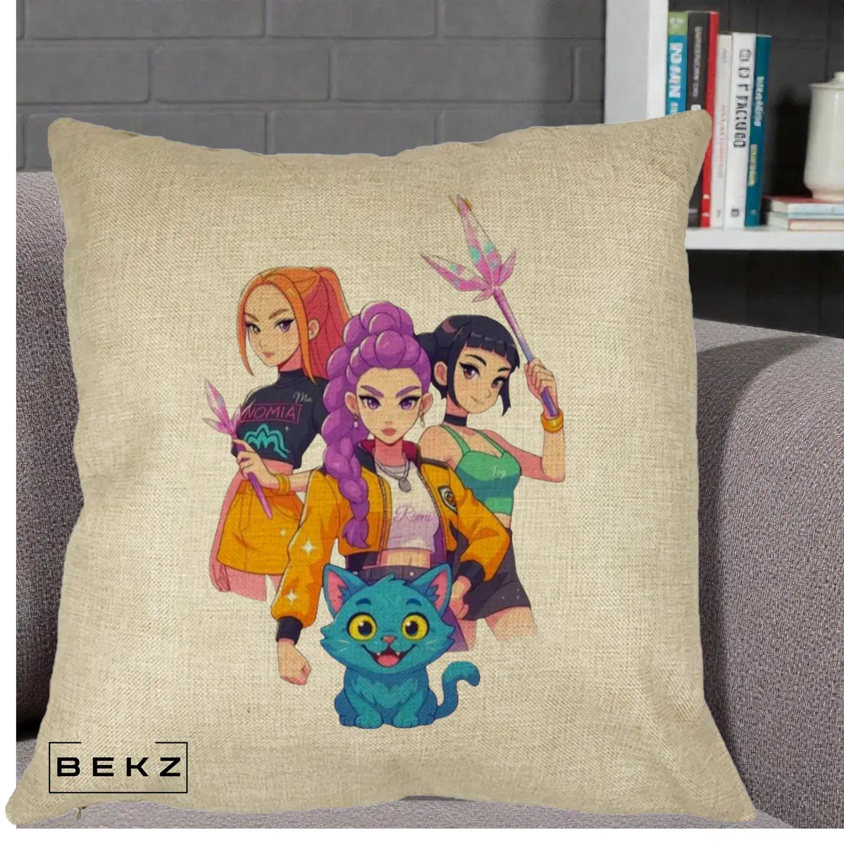 Perna Decorativa HUNTRX Trio cu Pisica si Cristale, 40x40 cm, Crem, Husa Detasabila, Perna, BEKZ®