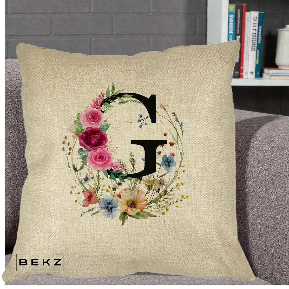 Perna Decorativa Monogram Litera G cu Flori Acuarela, 40x40 cm, Crem, Husa Detasabila, Perna, BEKZ®