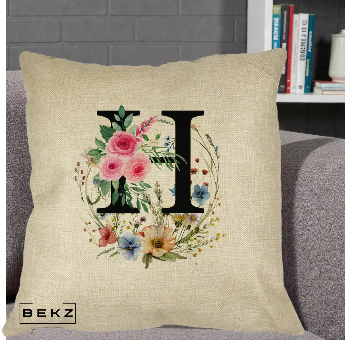 Perna Decorativa Monogram Litera H cu Flori Acuarela, 40x40 cm, Crem, Husa Detasabila, Perna, BEKZ®