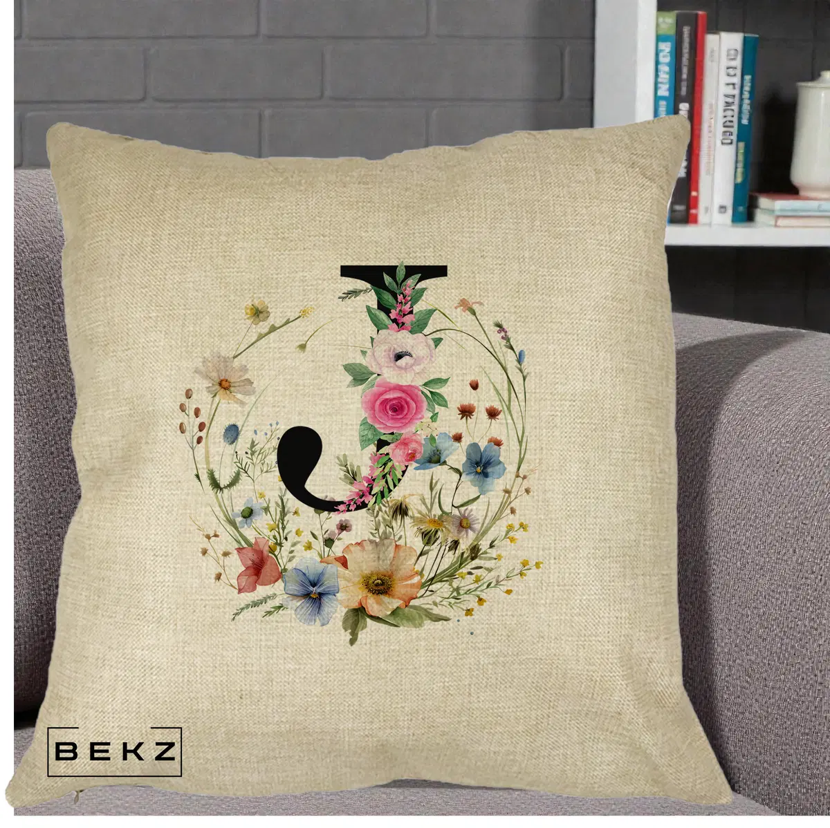 Perna Decorativa Monogram Litera J cu Flori Acuarela, 40x40 cm, Crem, Husa Detasabila, Perna, BEKZ®
