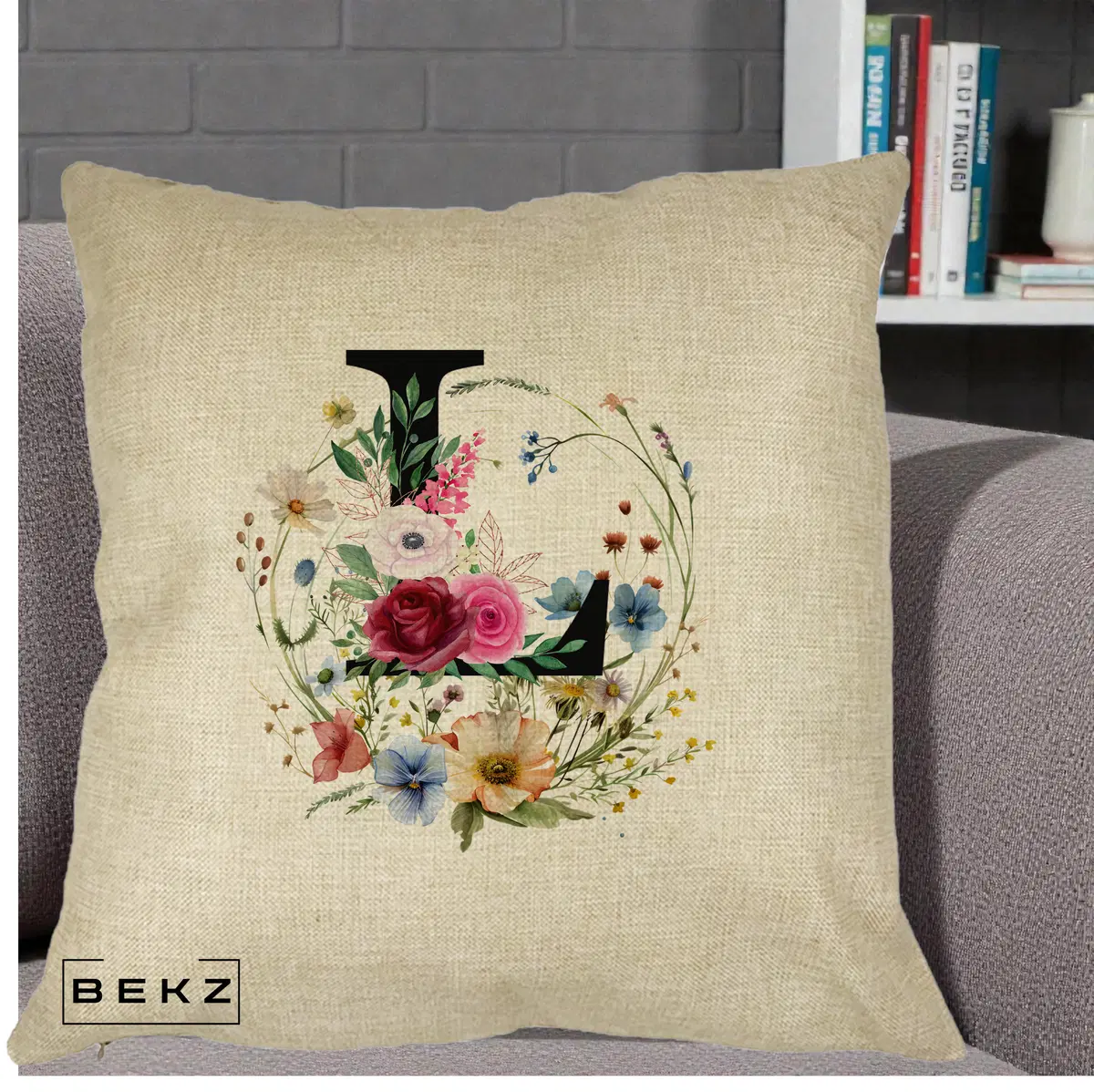 Perna Decorativa Monogram Litera L cu Flori Acuarela, 40x40 cm, Crem, Husa Detasabila, Perna, BEKZ®