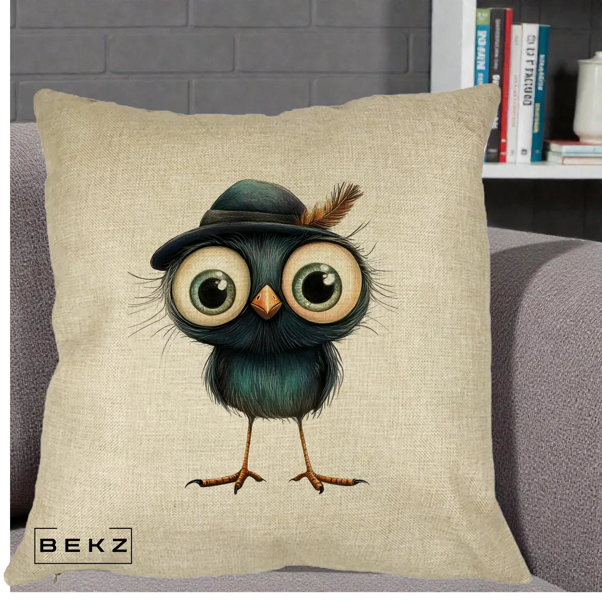 Perna Decorativa Pui Misterios cu Palarie Neagra, 40x40 cm, Crem, Husa Detasabila, Perna, BEKZ®