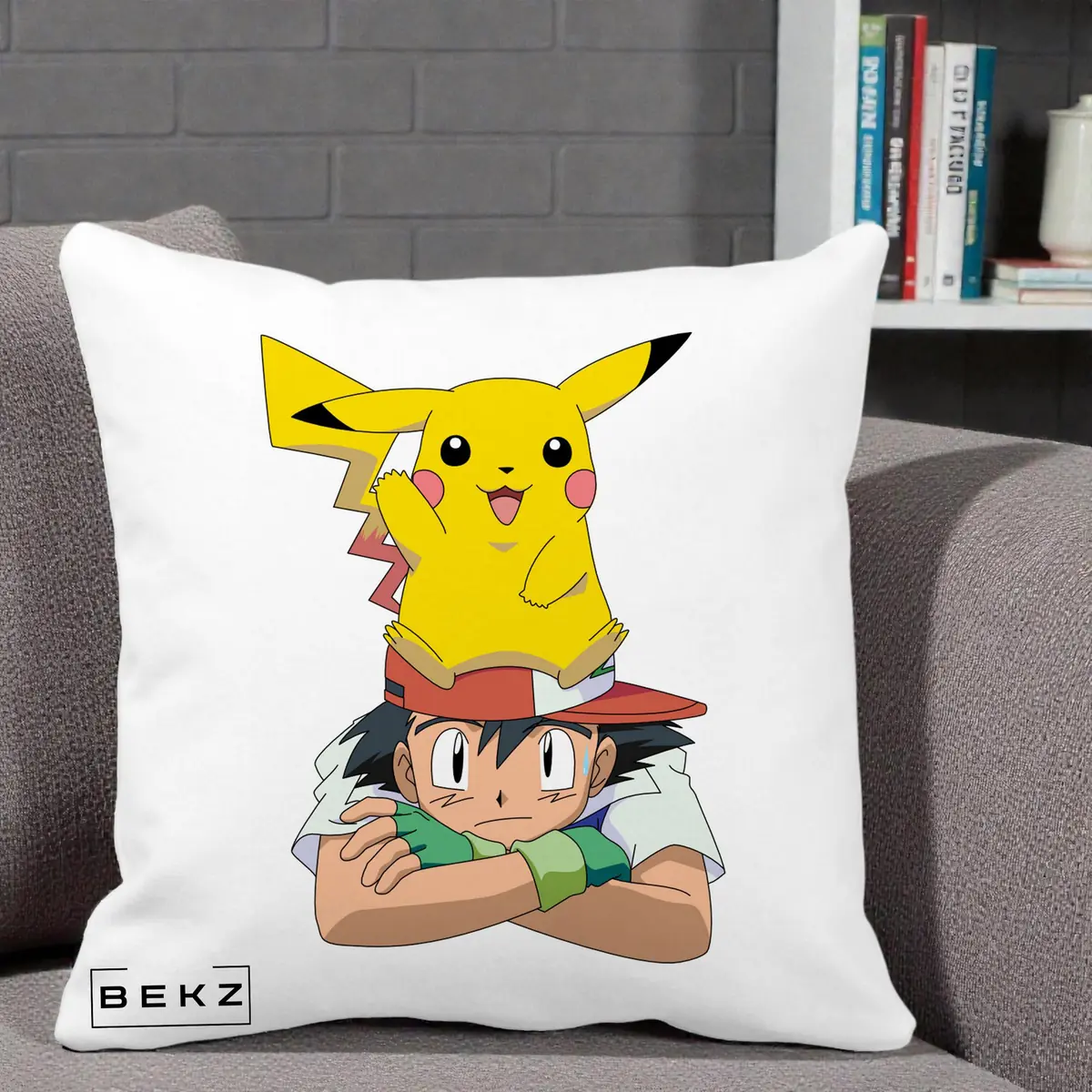 Perna Decorativa Ash si Pikachu, 40x40 cm, Alba Mata, Husa Detasabila, Perna, BEKZ®