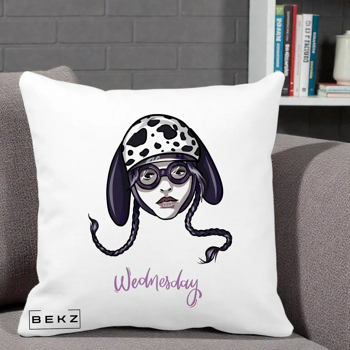 Perna Decorativa Wednesday Addams cu Caine Dalmatian, 40x40 cm, Alba Mata, Husa Detasabila, Perna, BEKZ®
