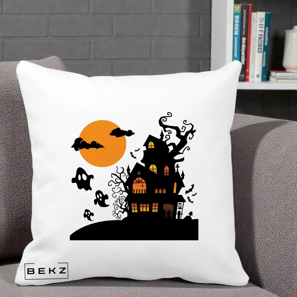 Perna Decorativa Halloween Casa Bantuita cu Fantome, 40x40 cm, Alba Mata, Husa Detasabila, Perna, BEKZ®
