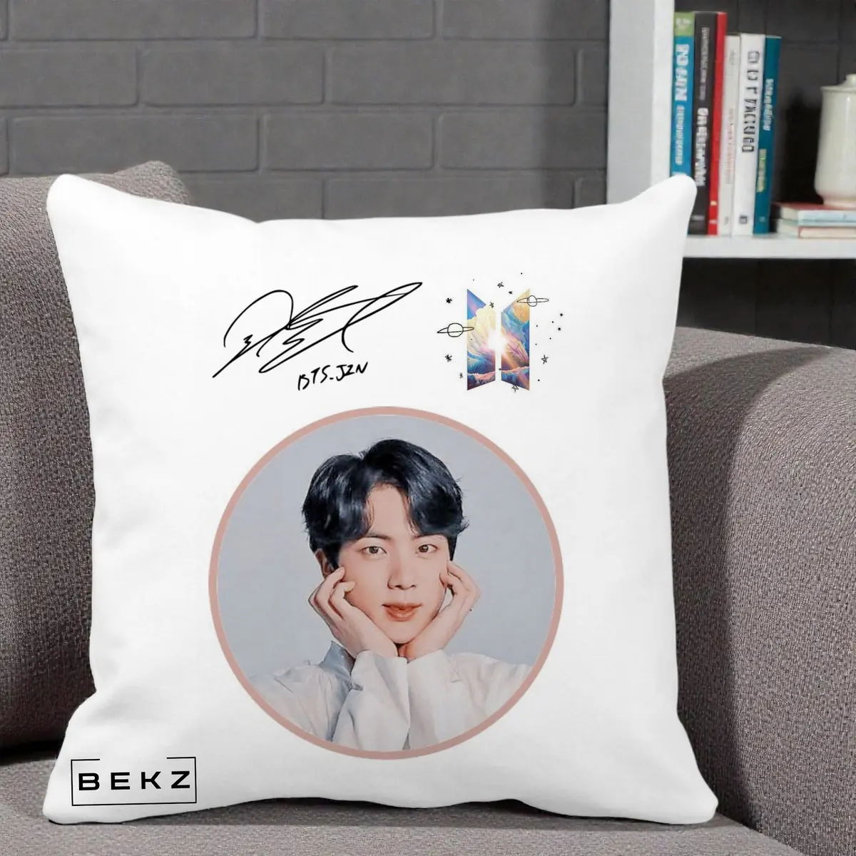 Perna Decorativa BTS Jin Portret cu Autograf si Logo, 40x40 cm, Alba Mata, Husa Detasabila, Perna, BEKZ®