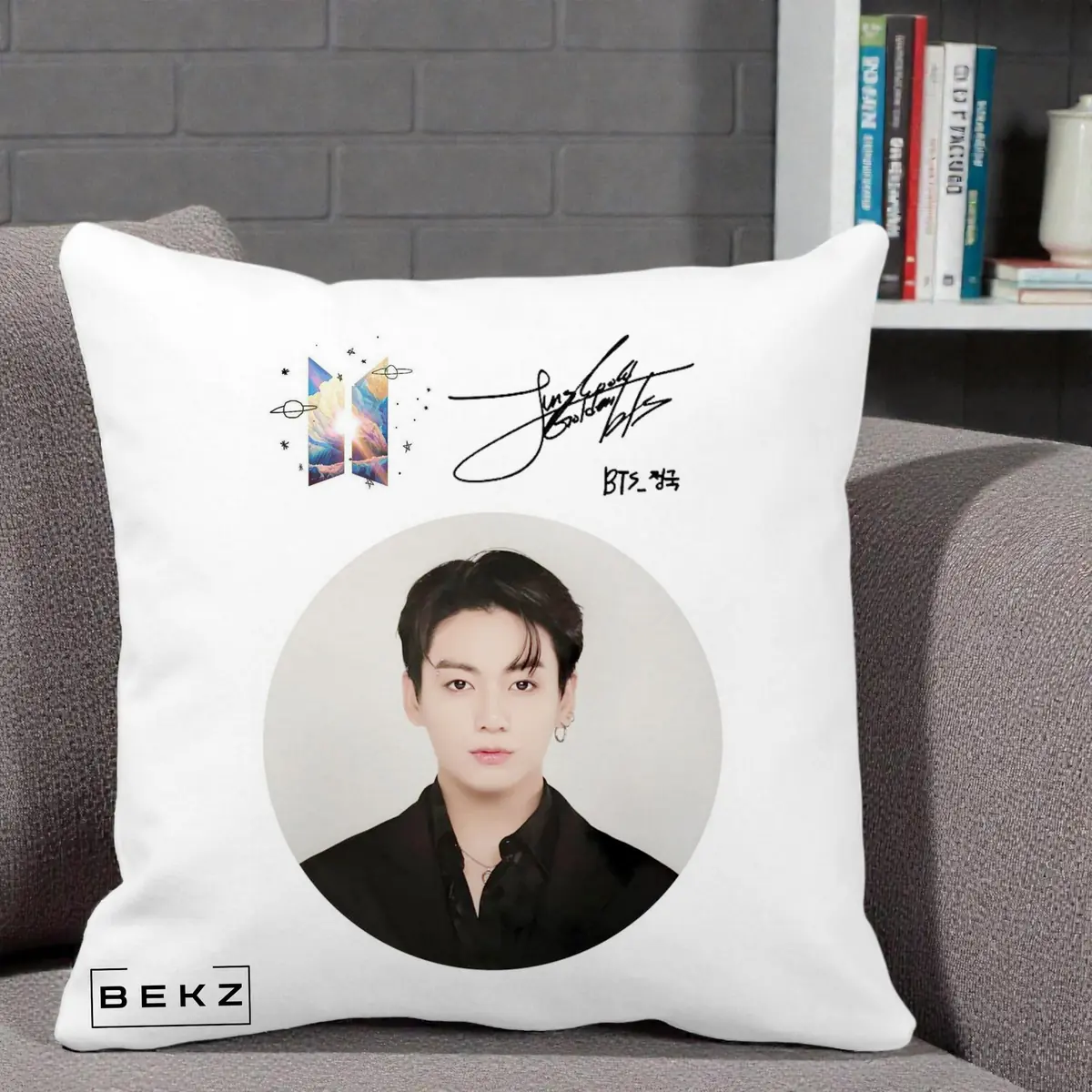 Perna Decorativa BTS Jungkook Portret cu Autograf si Logo, 40x40 cm, Alba Mata, Husa Detasabila, Perna, BEKZ®