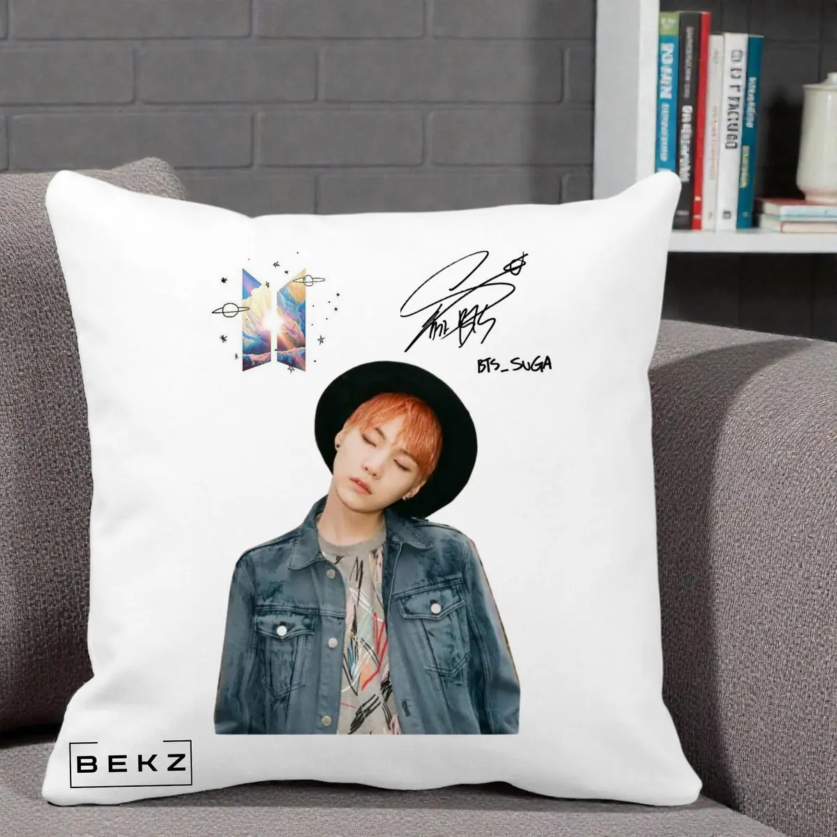 Perna Decorativa BTS Suga par Portocaliu Palarie Autograf Logo, 40x40 cm, Alba Mata, Husa Detasabila, Perna, BEKZ®