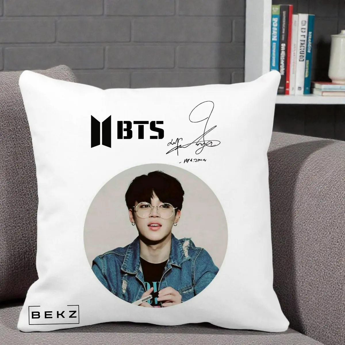 Perna Decorativa BTS Jimin Portret Cerc Logo Autograf Geaca, 40x40 cm, Alba Mata, Husa Detasabila, Perna, BEKZ®