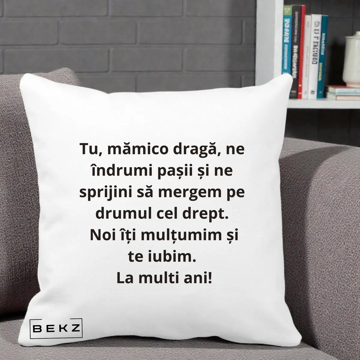 Perna Decorativa Mamico Draga Te Iubim La Multi Ani cu Text Negru, 40x40 cm, Alba Mata, Husa Detasabila, Perna, BEKZ®