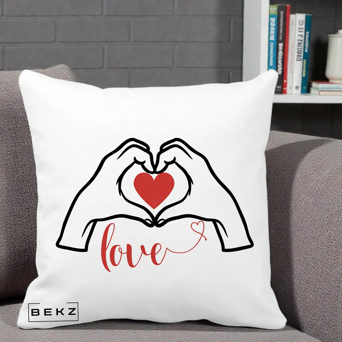 Perna Decorativa Love Maini Inima cu Inscriptie Love Rosu, 40x40 cm, Alba Mata, Husa Detasabila, Perna, BEKZ®