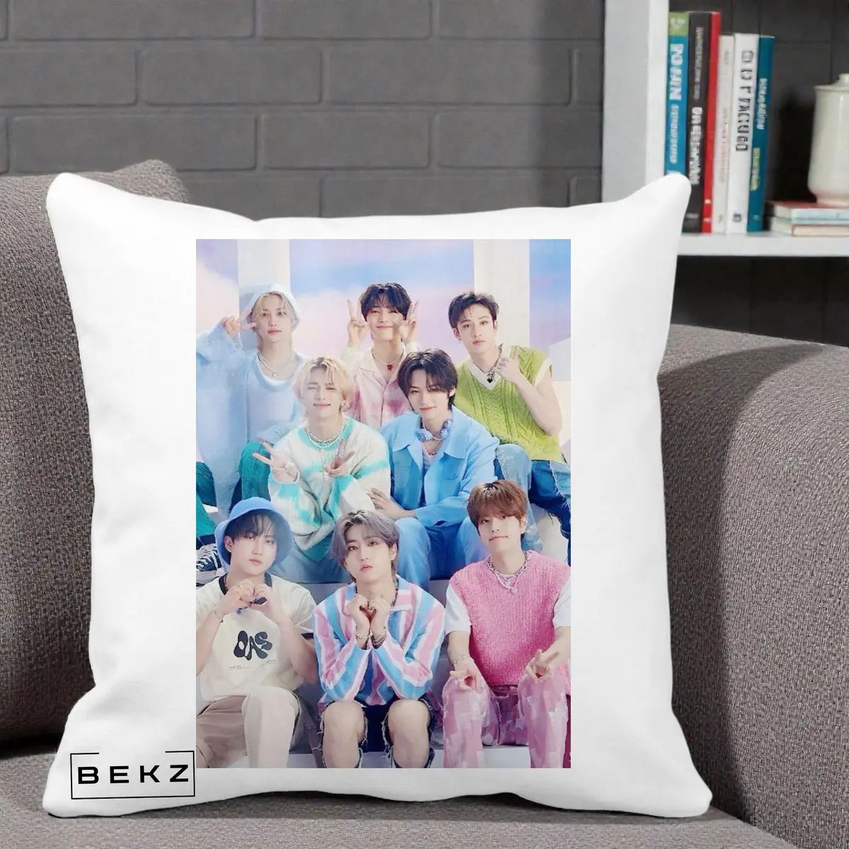 Perna Decorativa K-Pop Grup Foto Pasteluri cu 8 Artisti, 40x40 cm, Alba Mata, Husa Detasabila, Perna, BEKZ®