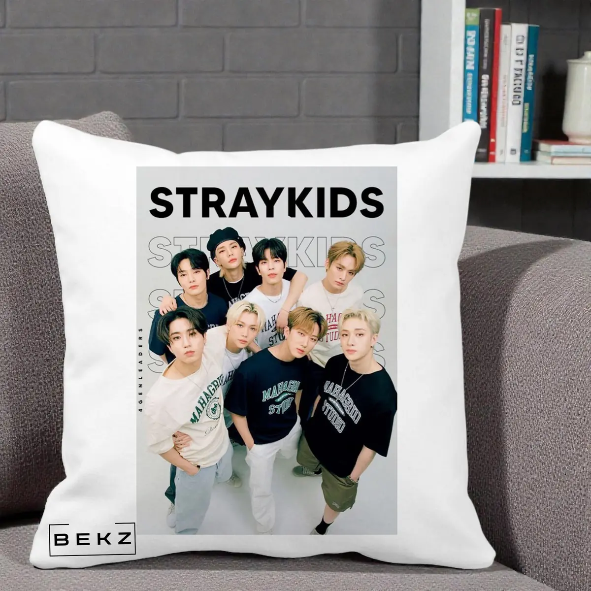 Perna Decorativa Stray Kids STRAYKIDS Alb-Negru cu Foto Grup, 40x40 cm, Alba Mata, Husa Detasabila, Perna, BEKZ®