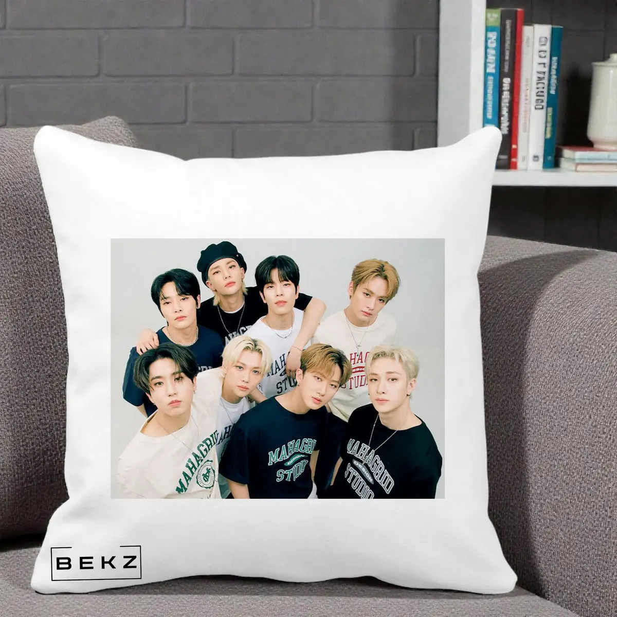 Perna Decorativa Stray Kids Foto Grup pe Fond Alb Fara Text, 40x40 cm, Alba Mata, Husa Detasabila, Perna, BEKZ®