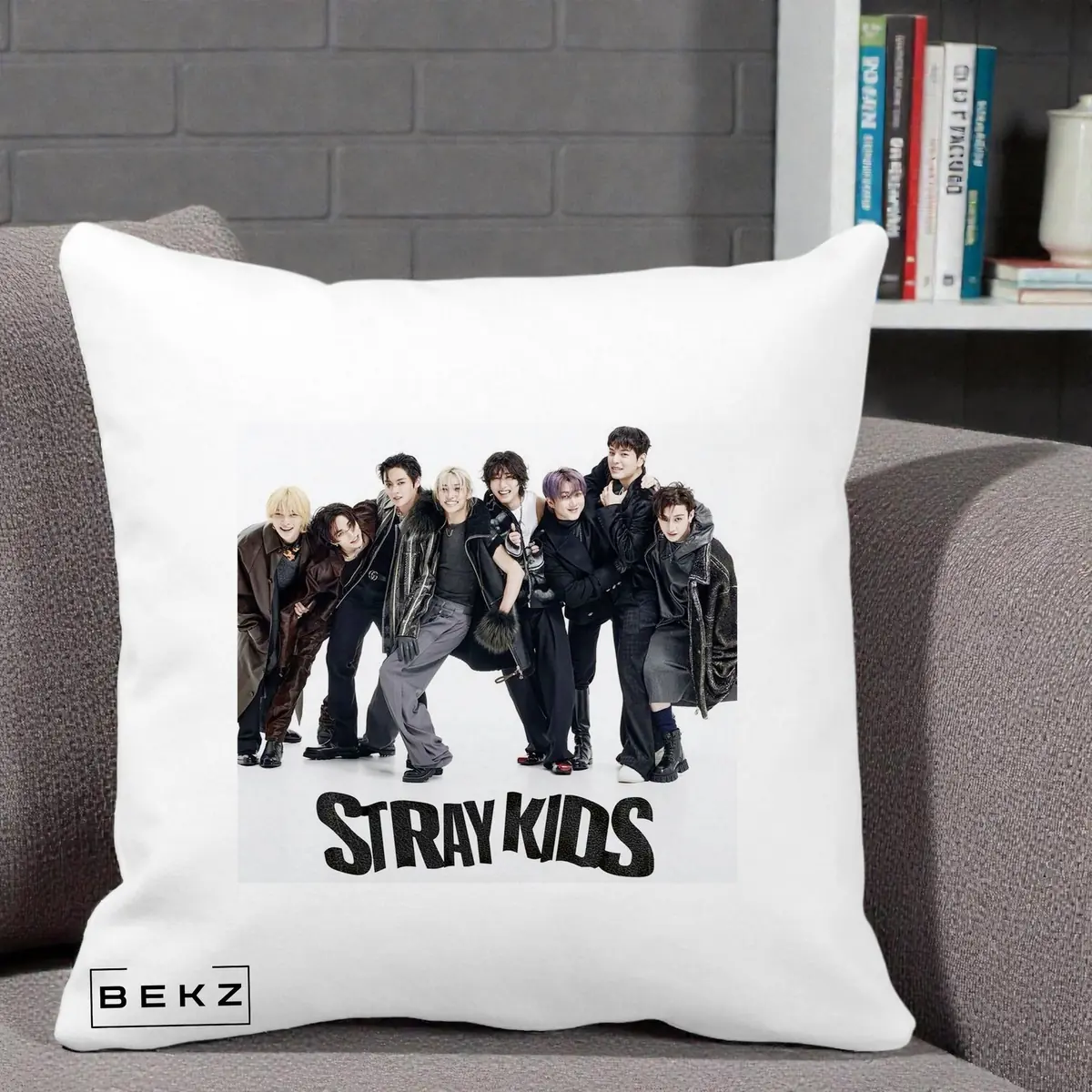Perna Decorativa Stray Kids Outfit Negru pe Fond Alb cu Logo, 40x40 cm, Alba Mata, Husa Detasabila, Perna, BEKZ®