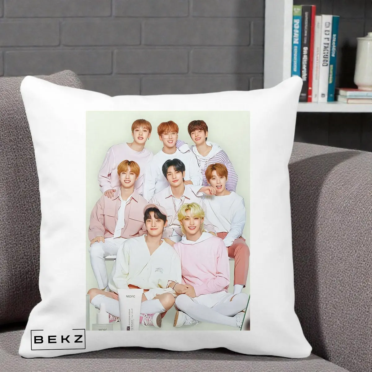 Perna Decorativa Stray Kids Foto Grup Pastel Roz-Alb cu 8 Membrii, 40x40 cm, Alba Mata, Husa Detasabila, Perna, BEKZ®