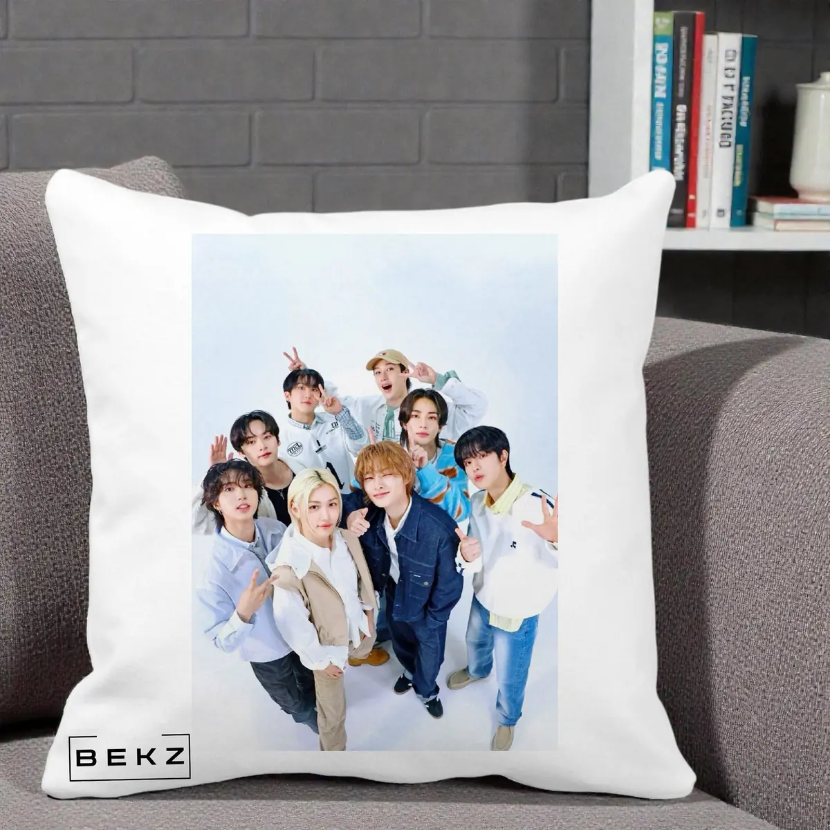 Perna Decorativa Stray Kids Foto Grup Casual Alb cu 8 Membrii de Sus, 40x40 cm, Alba Mata, Husa Detasabila, Perna, BEKZ®