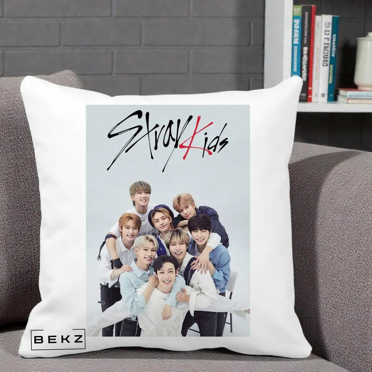 Perna Decorativa Stray Kids Logo cu Foto Grup Casual Alb-Albastru, 40x40 cm, Alba Mata, Husa Detasabila, Perna, BEKZ®