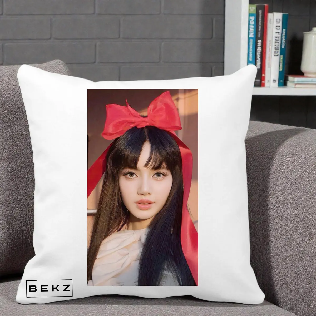 Perna Decorativa BLACKPINK Lisa Portrait cu Semnatura pe Fond Roz, 40x40 cm, Alba Mata, Husa Detasabila, Perna, BEKZ®