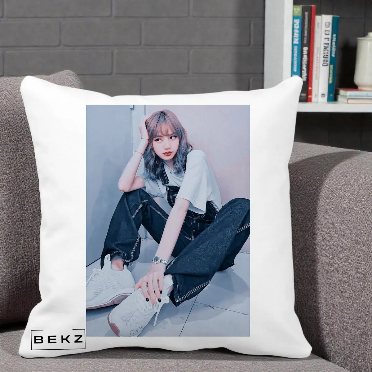 Perna Decorativa BLACKPINK Lisa Portrait Roz Athleisure pe Fond Roz, 40x40 cm, Alba Mata, Husa Detasabila, Perna, BEKZ®