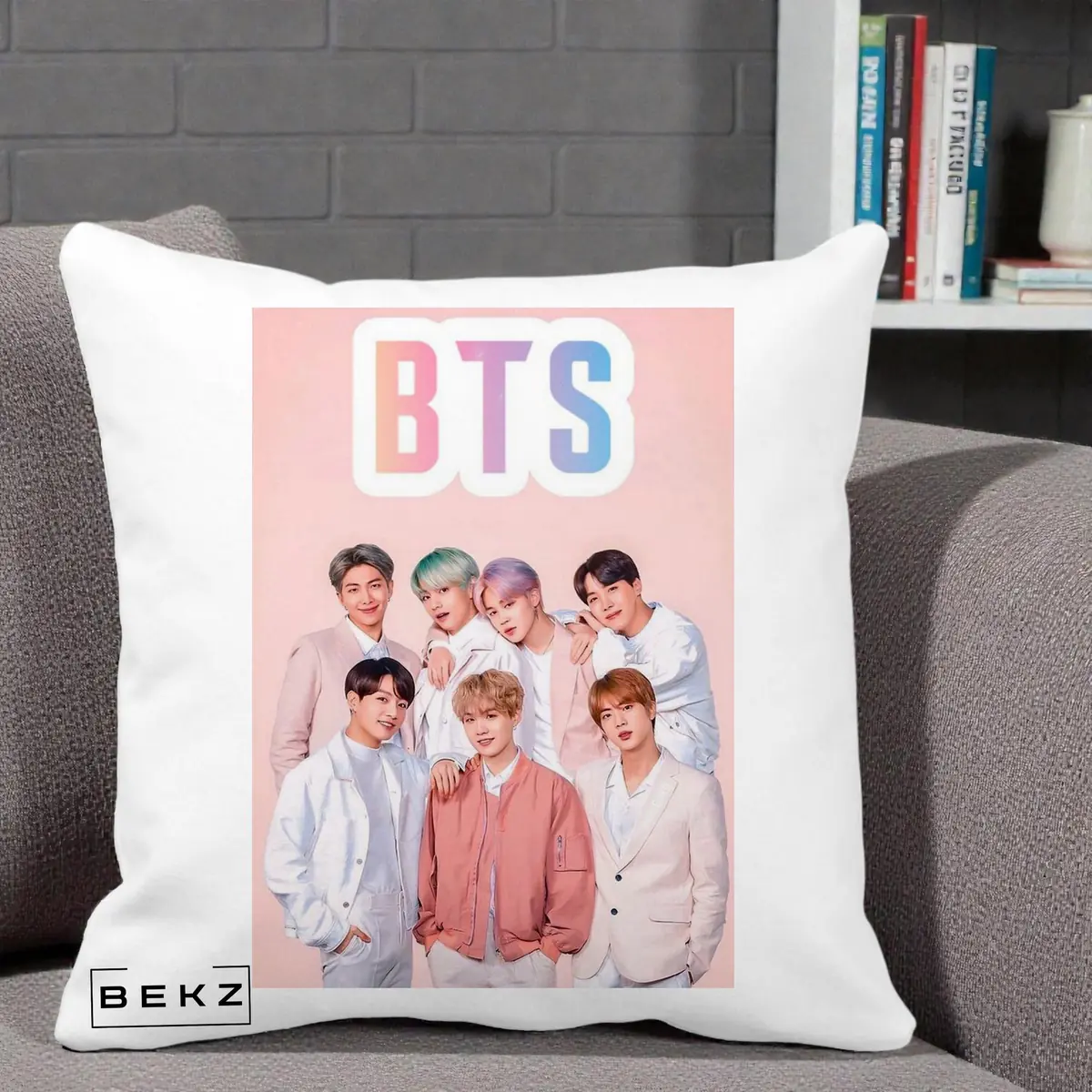 Perna Decorativa BTS Foto Grup cu Logo BTS si Fond Roz Pastel, 40x40 cm, Alba Mata, Husa Detasabila, Perna, BEKZ®
