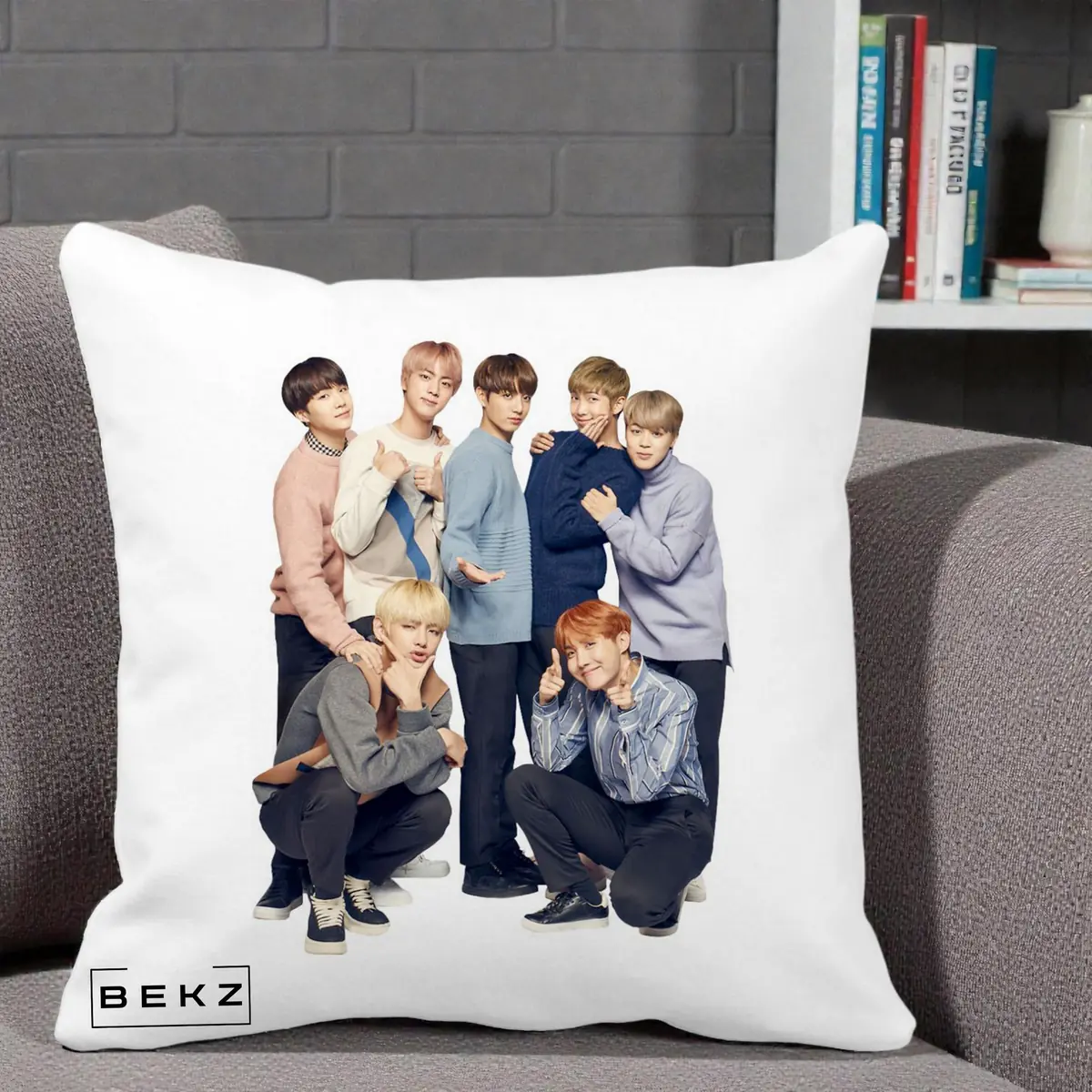 Perna Decorativa BTS Foto Grup In Picioare Casual Tricoturi pe Fond Alb, 40x40 cm, Alba Mata, Husa Detasabila, Perna, BEKZ®