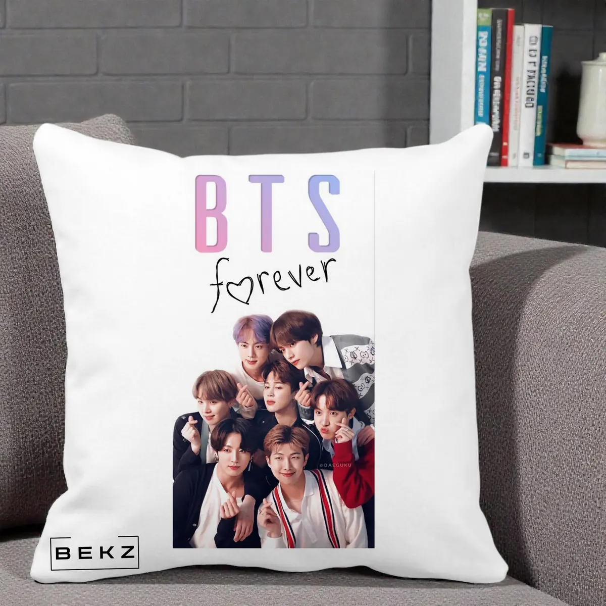 Perna Decorativa BTS Forever cu Logo si Foto Grup Casual Negru, 40x40 cm, Alba Mata, Husa Detasabila, Perna, BEKZ®