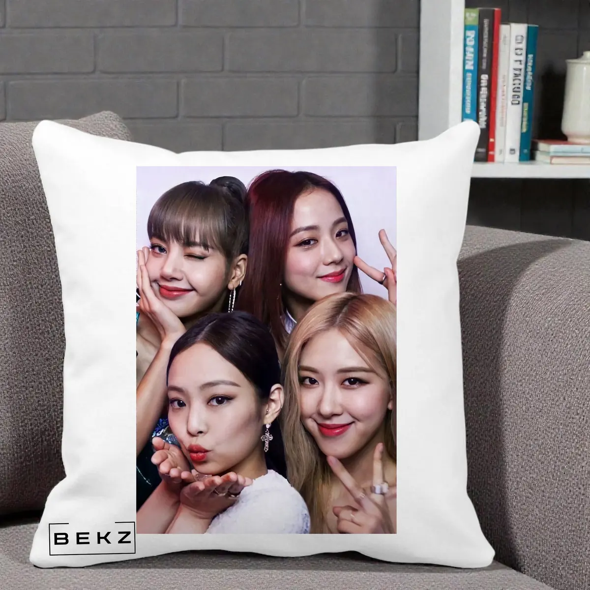 Perna Decorativa BLACKPINK Foto Grup Selfie 4 Membre pe Fond Alb, 40x40 cm, Alba Mata, Husa Detasabila, Perna, BEKZ®