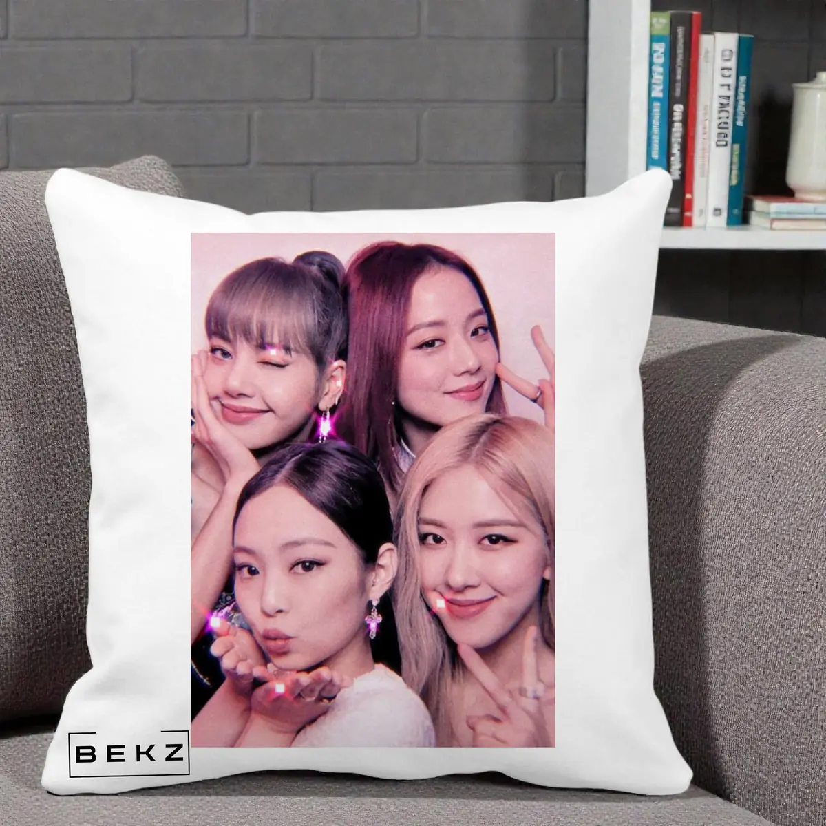 Perna Decorativa BLACKPINK Foto Grup Selfie Roz cu Glitter, 40x40 cm, Alba Mata, Husa Detasabila, Perna, BEKZ®
