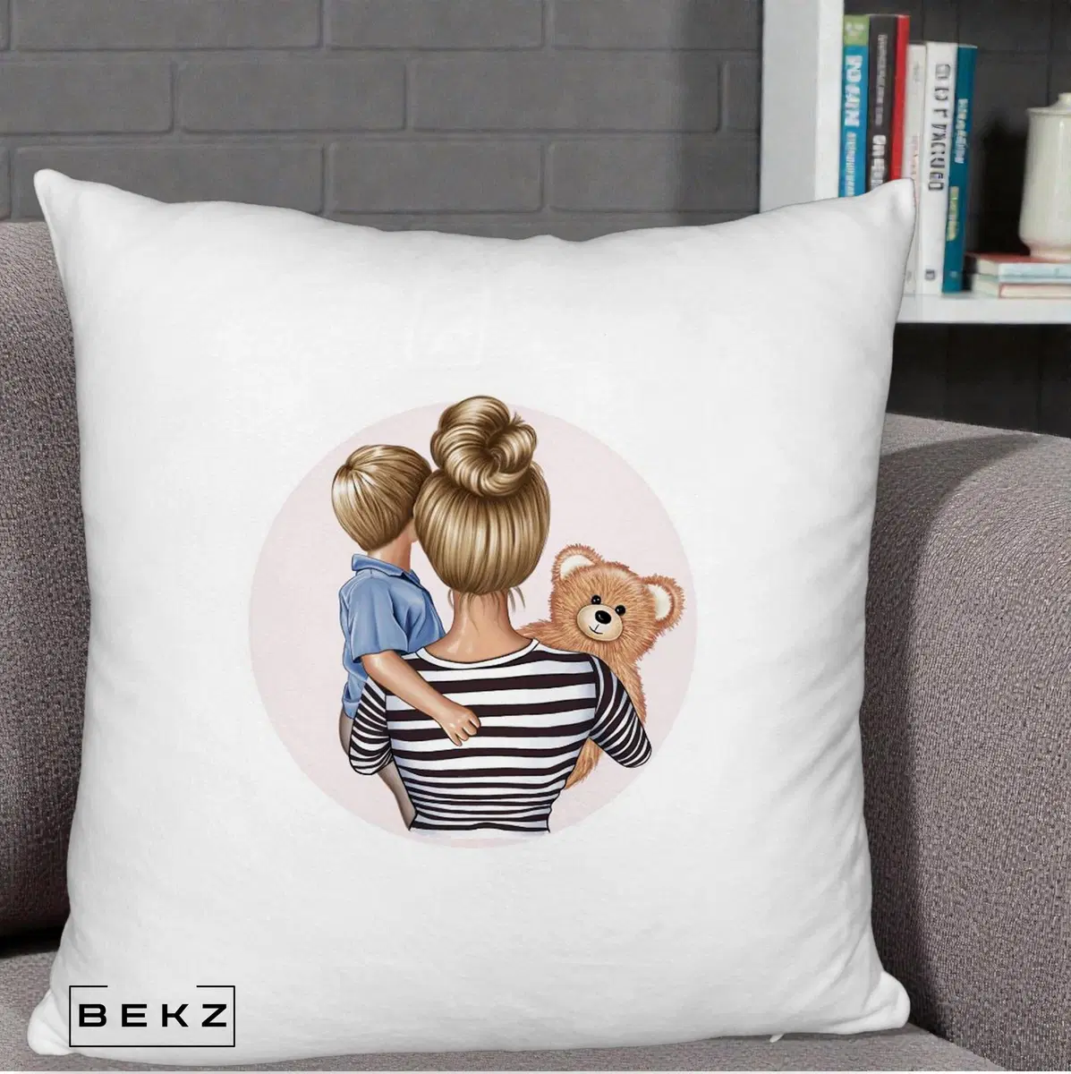 Perna Decorativa Mama si Baietelul cu Ursulet, 40x40 cm, Alb Pufos, Husa Detasabila, Perna, BEKZ®
